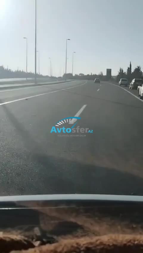 İşıq dirəyinə çırpılan VAZ aşdı – Bakıda qəza