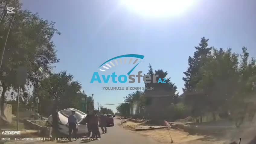 MQadın sürücü maşını maneələrin üstünə çıxardı