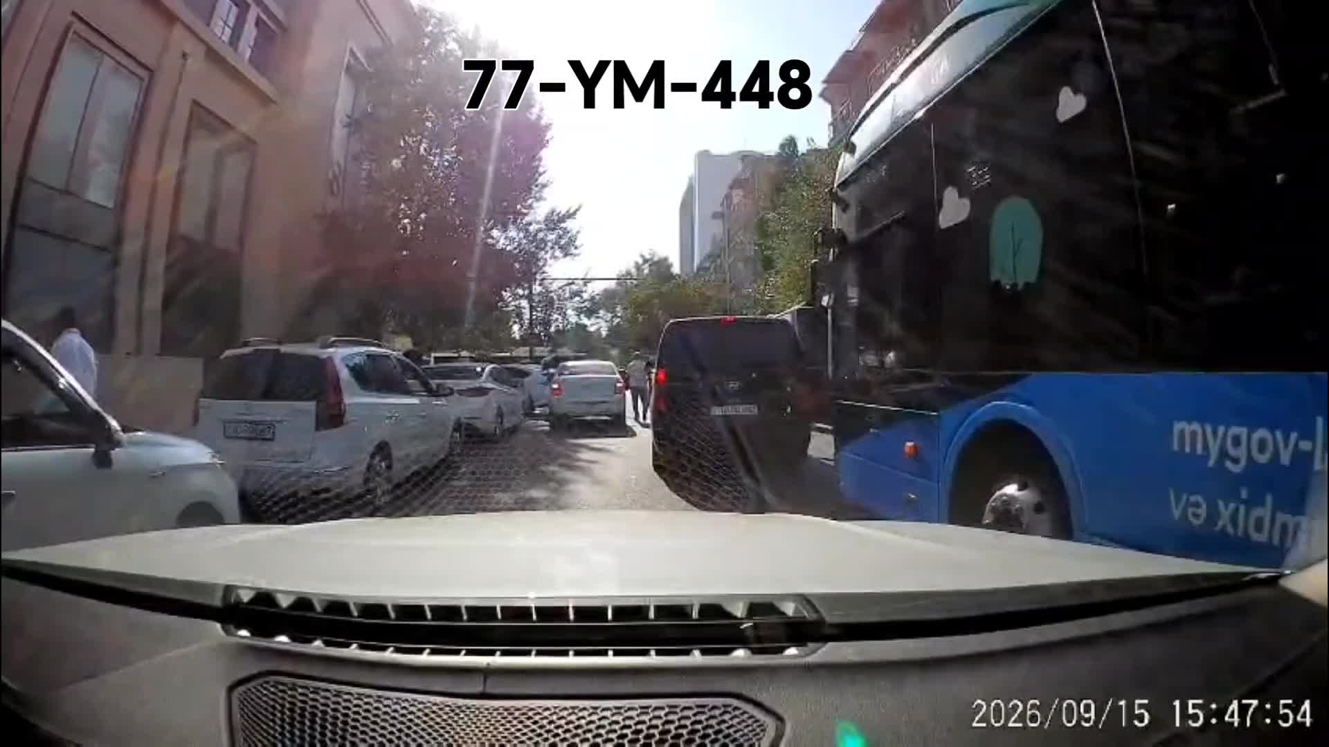 İkinci cərgədə dayanan sürücü hərəkətə çətinlik yaratdı