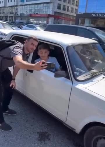 Qara Qarayev tıxacda qalan uşaqla selfi çəkdi