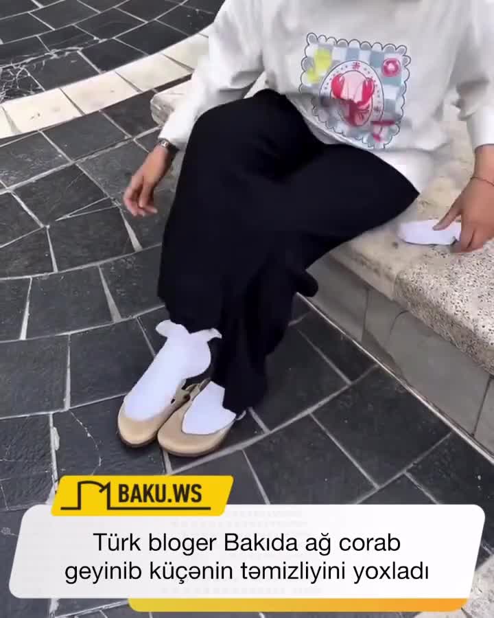 Türk bloger Bakıda ağ corab geyinib küçənin təmizliyini yoxladı