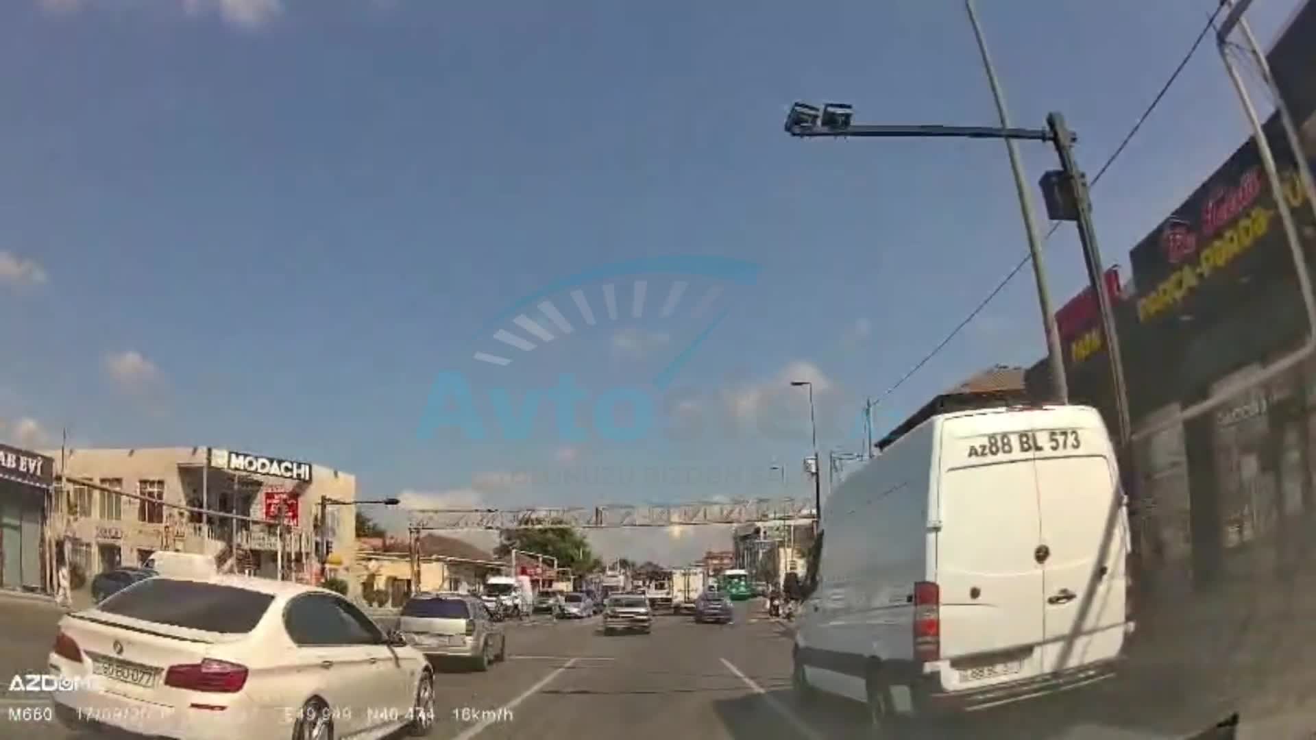Qırmızı işıqda keçən piyada hələ sürücüyə “dərs” də verdi