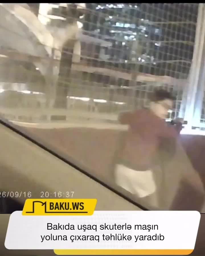 uşaq skuterlə maşın yoluna çıxaraq təhlükə yaradıb