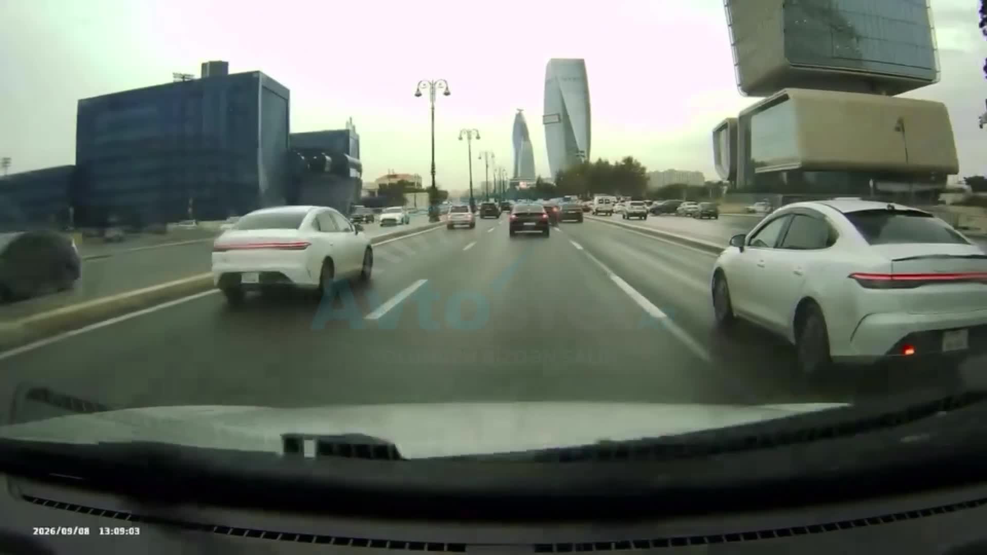 Gah sola, gah sağa keçən “Tesla” sürücüsü yol boyu təhlükə saçdı 
