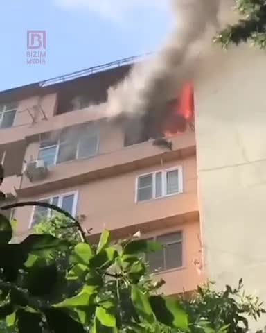 Bakıda yaşayış binasında yanğın 