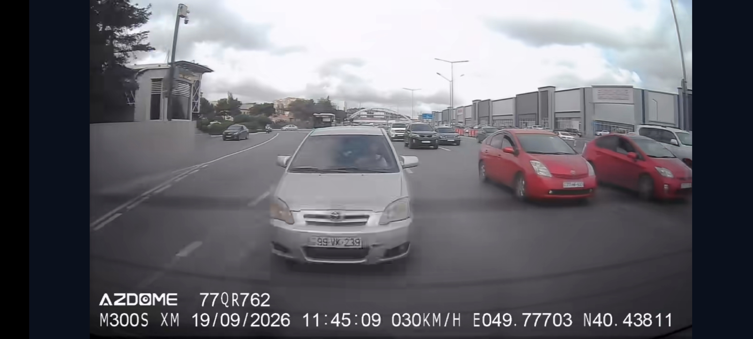 Ara məsafəsini gözləməyən sürücü qəza törətdi