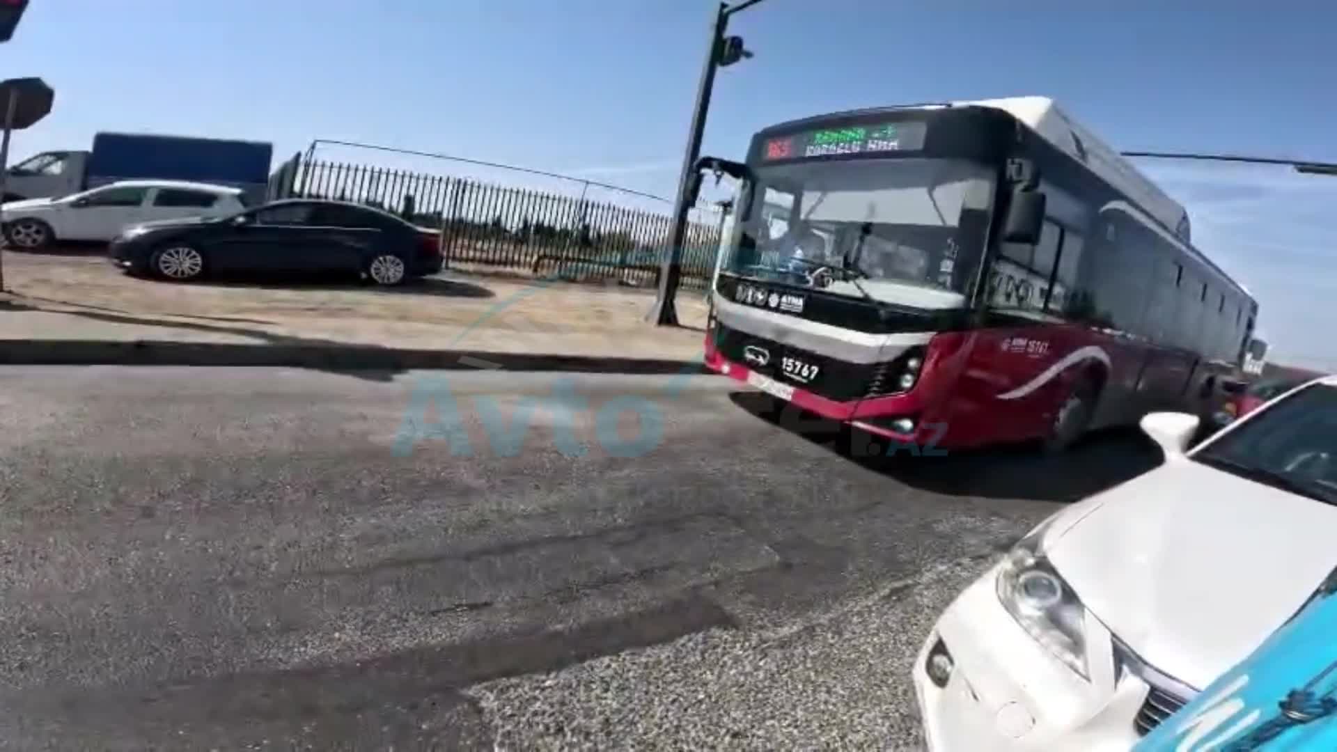Biri qəza şəraiti yaratdı, digəri motosikleti vurub getdi 