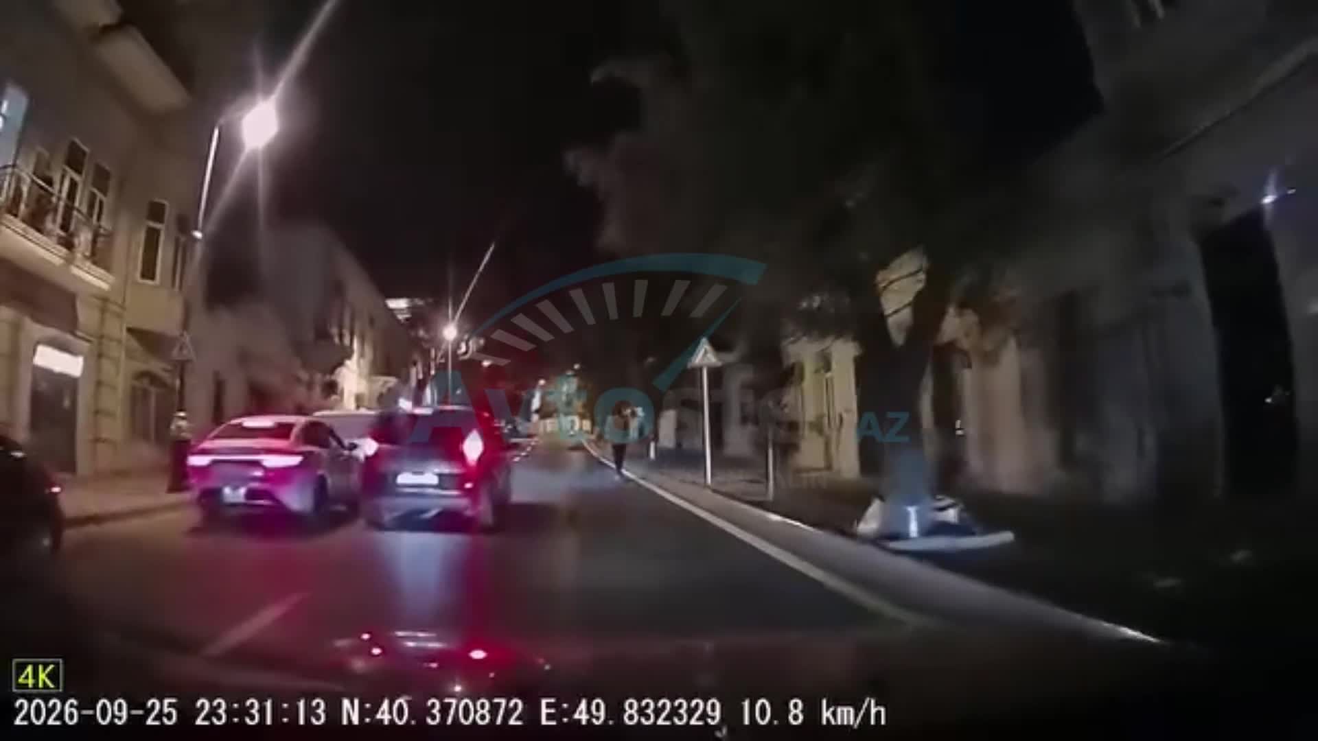 Skuterlə yolayrıcına necə gəldi girib qəza təhlükəsi yaratdı