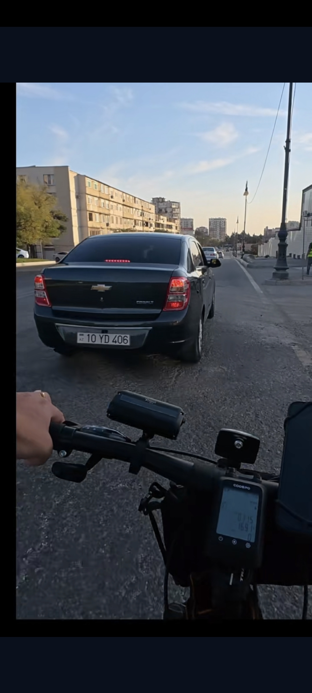 Velosiped sürücüsünü sıxışdırıb təhlükə yaratdı 