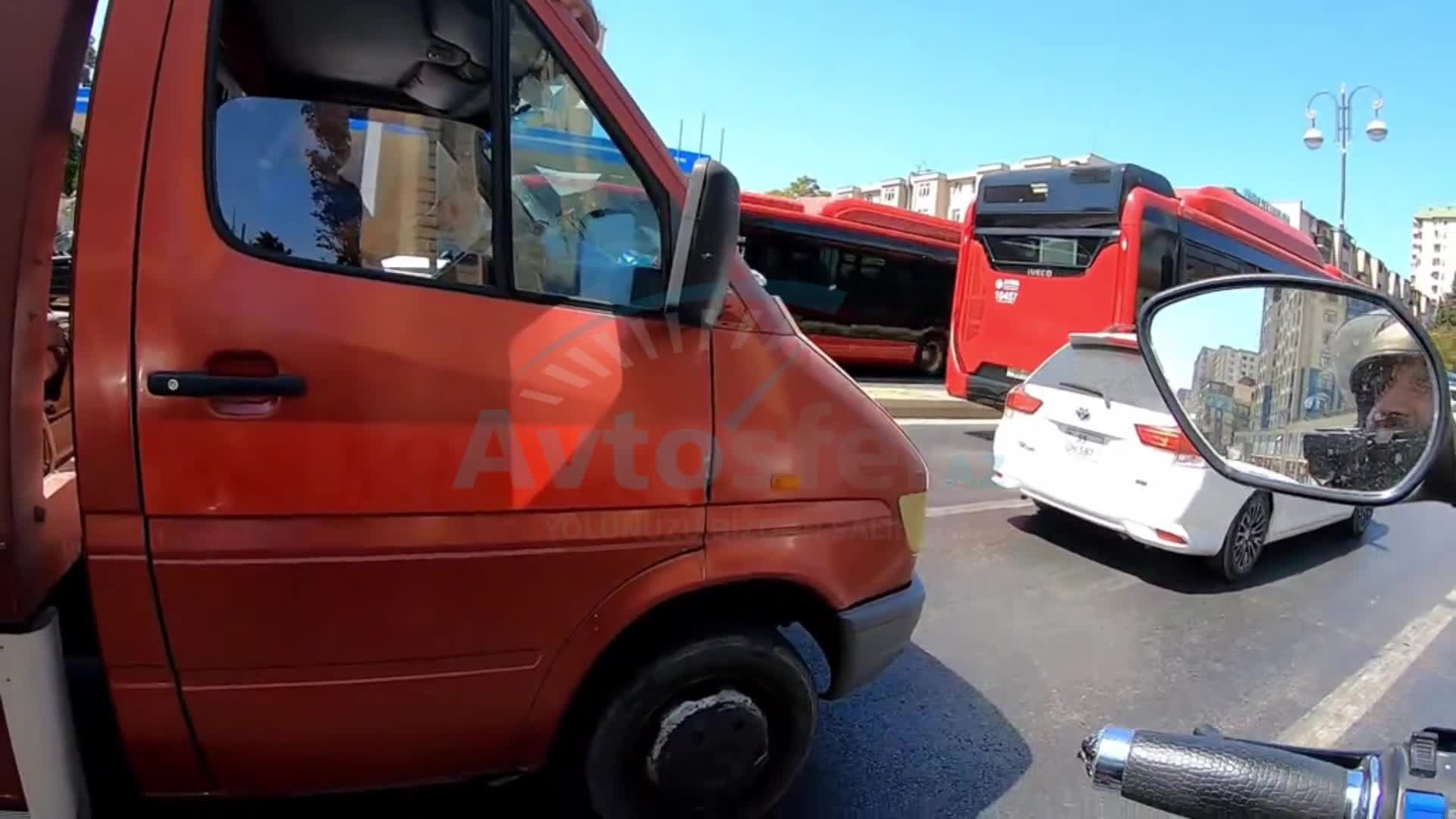 Motosikletin yolunu kəsən evakuator sürücüsü qəza şəraiti yaratdı