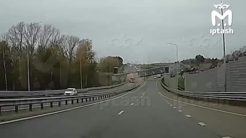 yerüstü piyada keçidi yük maşınının üzərinə aşdı
