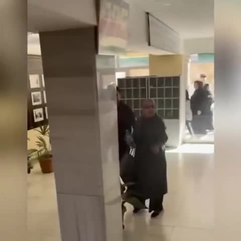 bir qrup insan məktəblərin qapı və pəncərələrini sındırdılar