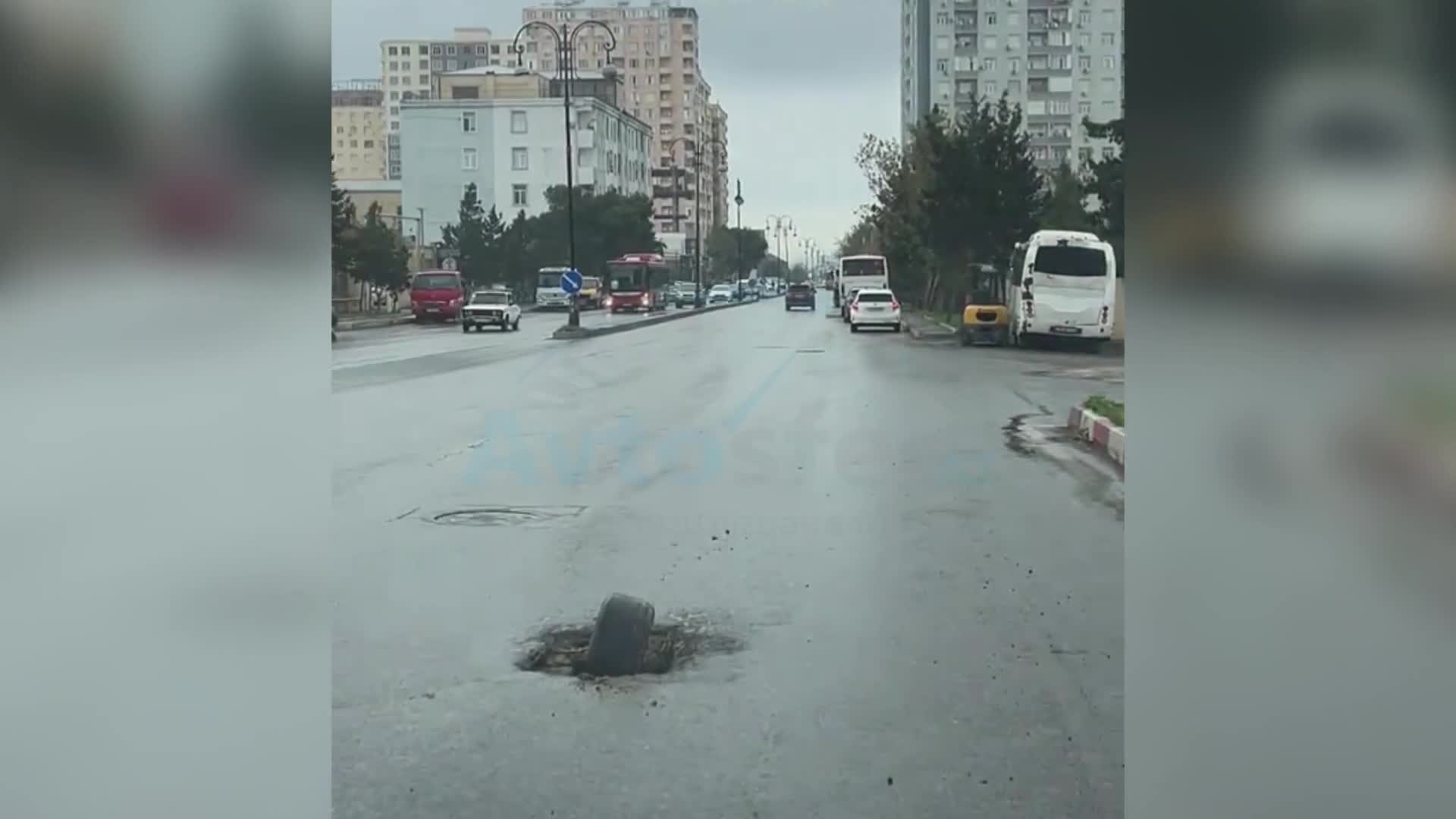 Xırdalanda yoldakı dərin çuxura təkər qoydular