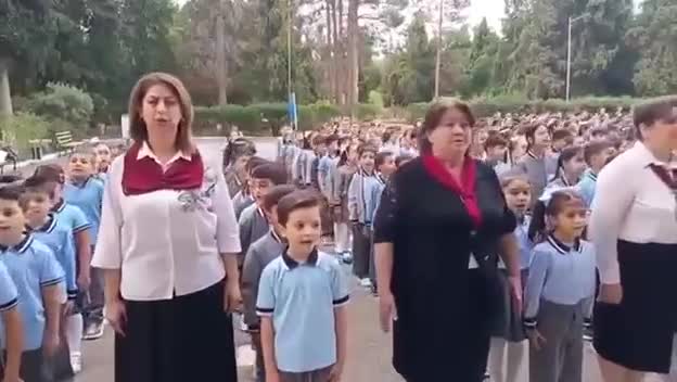 - Müəllim və şagirdlər Dövlət Himnini birlikdə səsləndirdilər