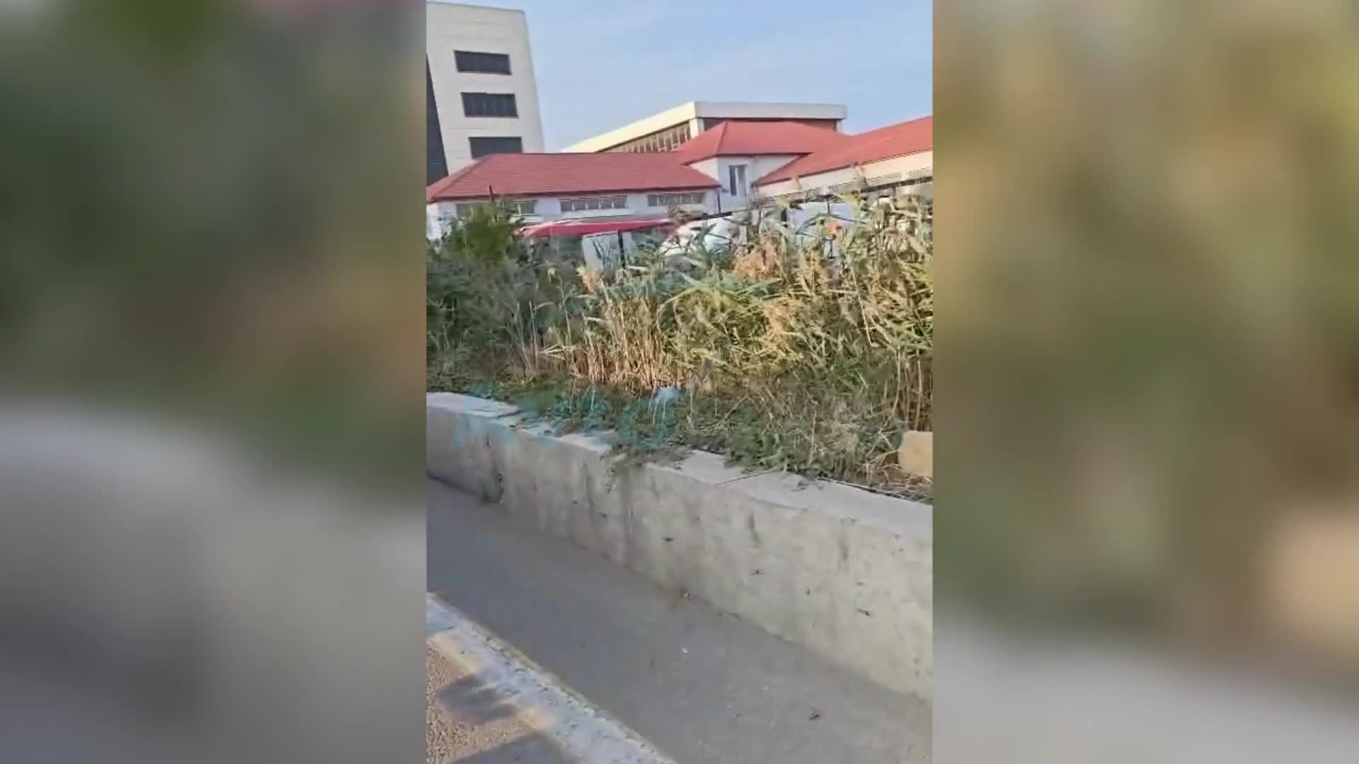 Bakı-Sumqayıt yolunda yük maşını körpüyə ilişib qaldı