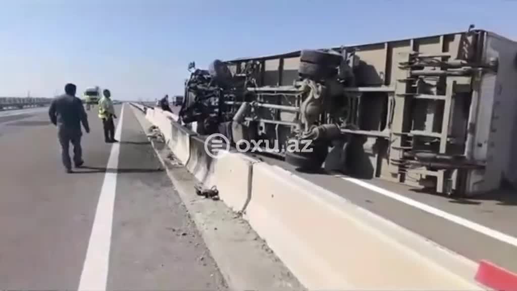 Salyanda təkəri partlayan TIR aşdı 