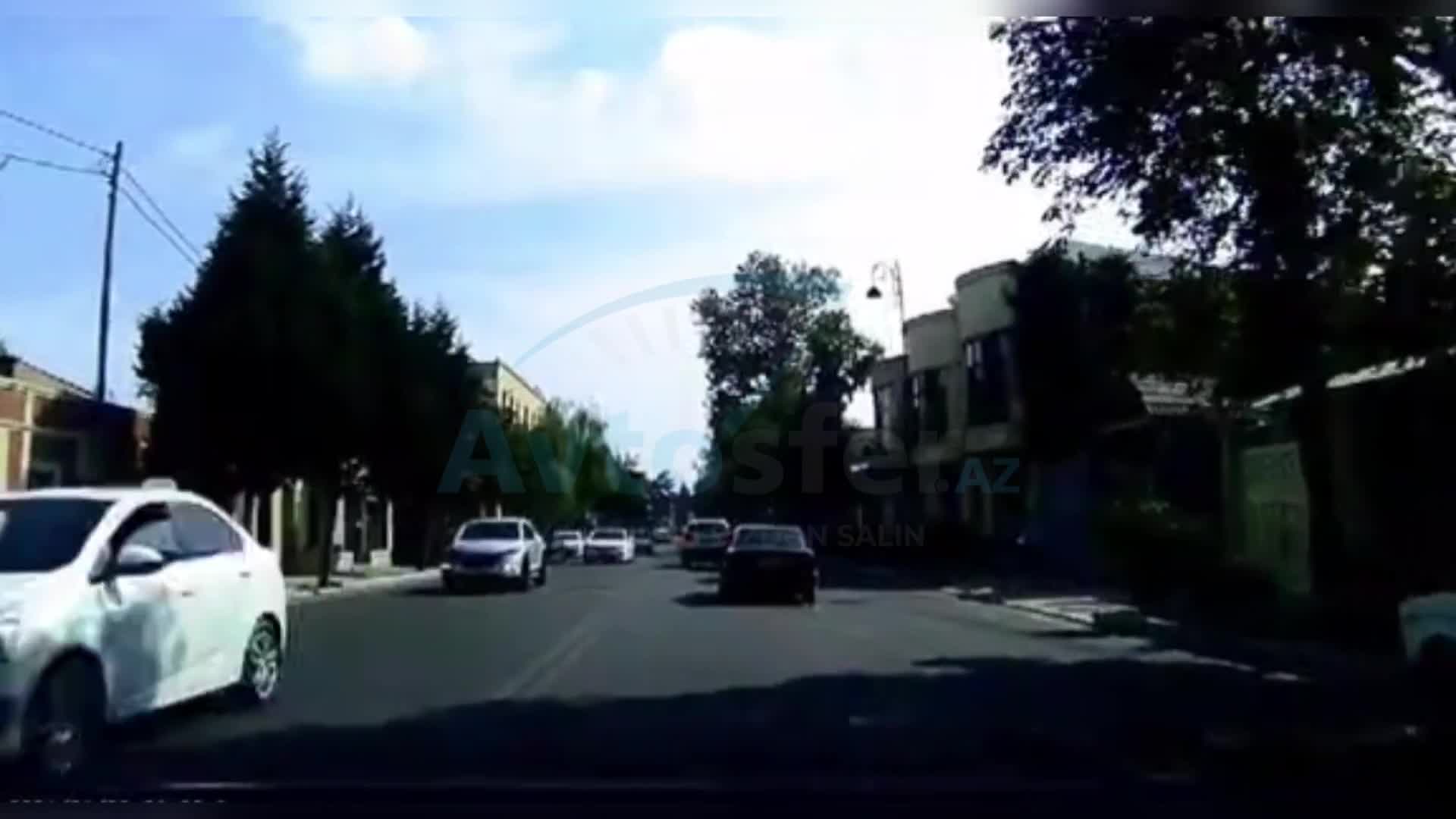 Ara küçədən çıxan sürücü qəza şəraiti yaratdı 