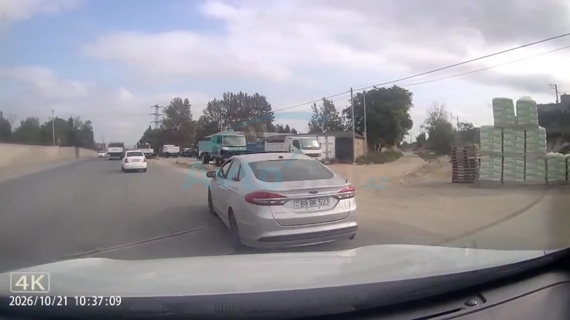 Qarşıdan gələn maşınlara yol vermədən əks yola çıxdı 