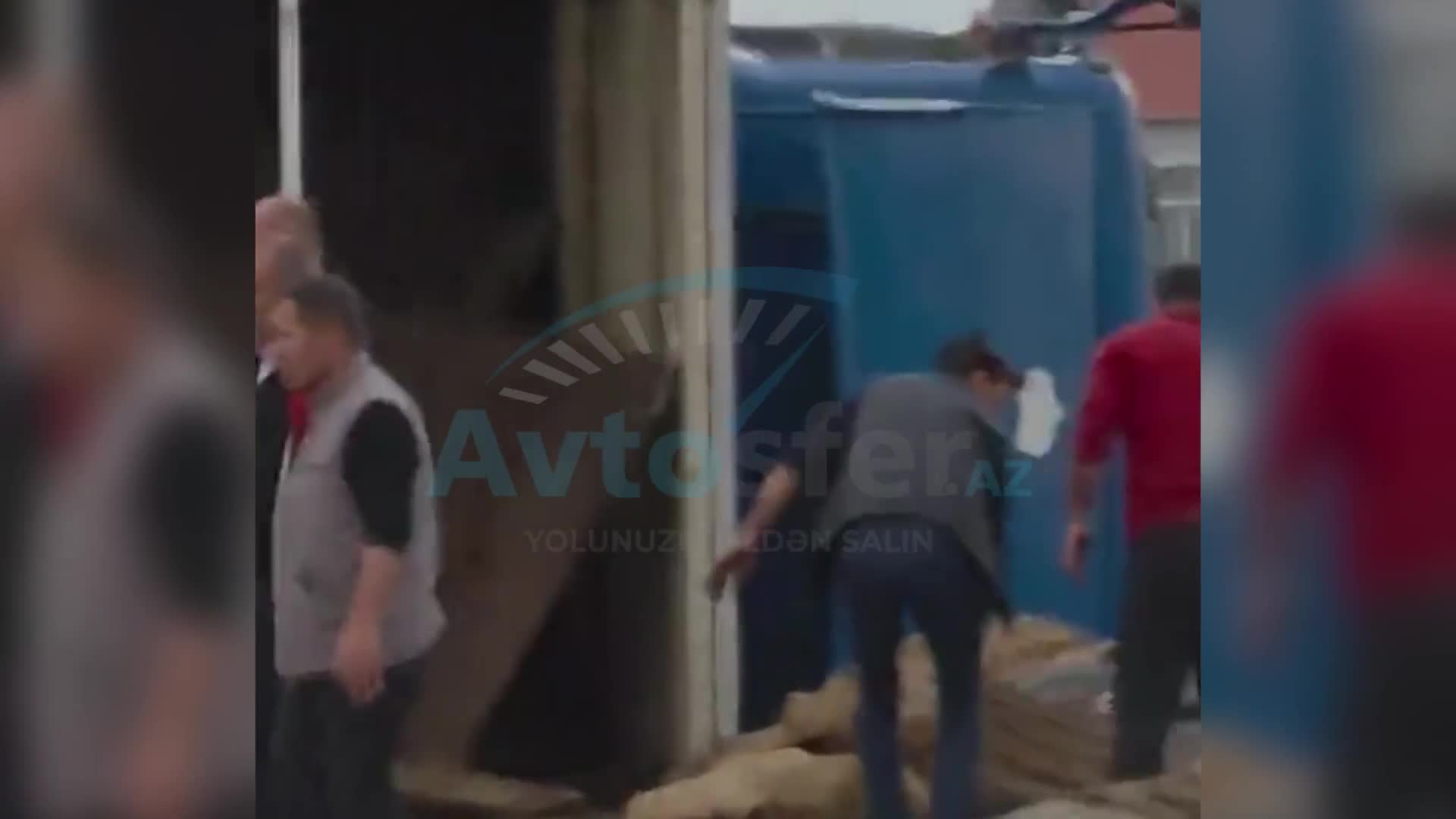 Qoyun daşıyan yük maşını yolun ortasına aşdı 
