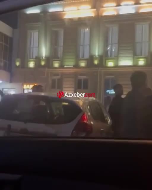 Bakıda şadlıq sarayının qarşısında kütləvi dava 