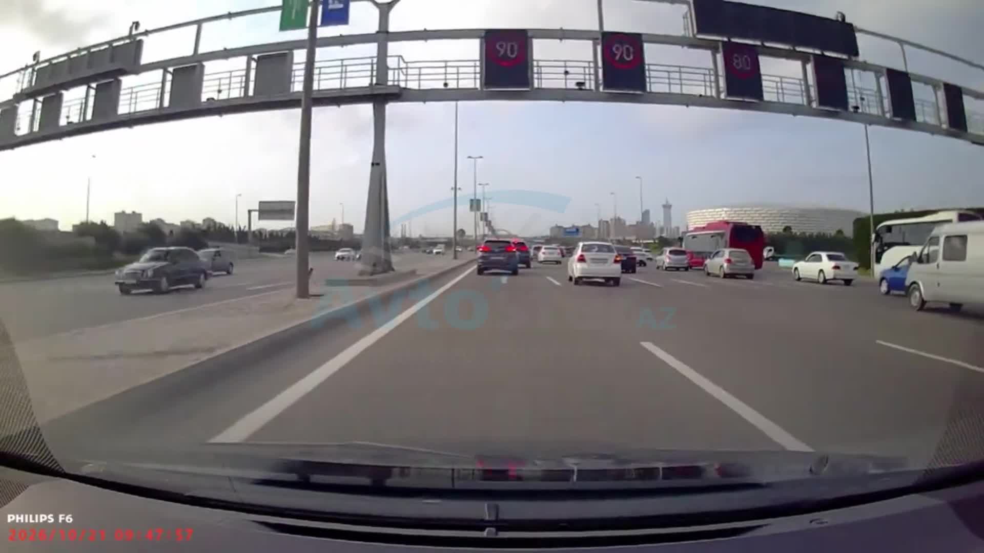 Sürücü qəfil tormoz verib qəza şəraiti yaratdı