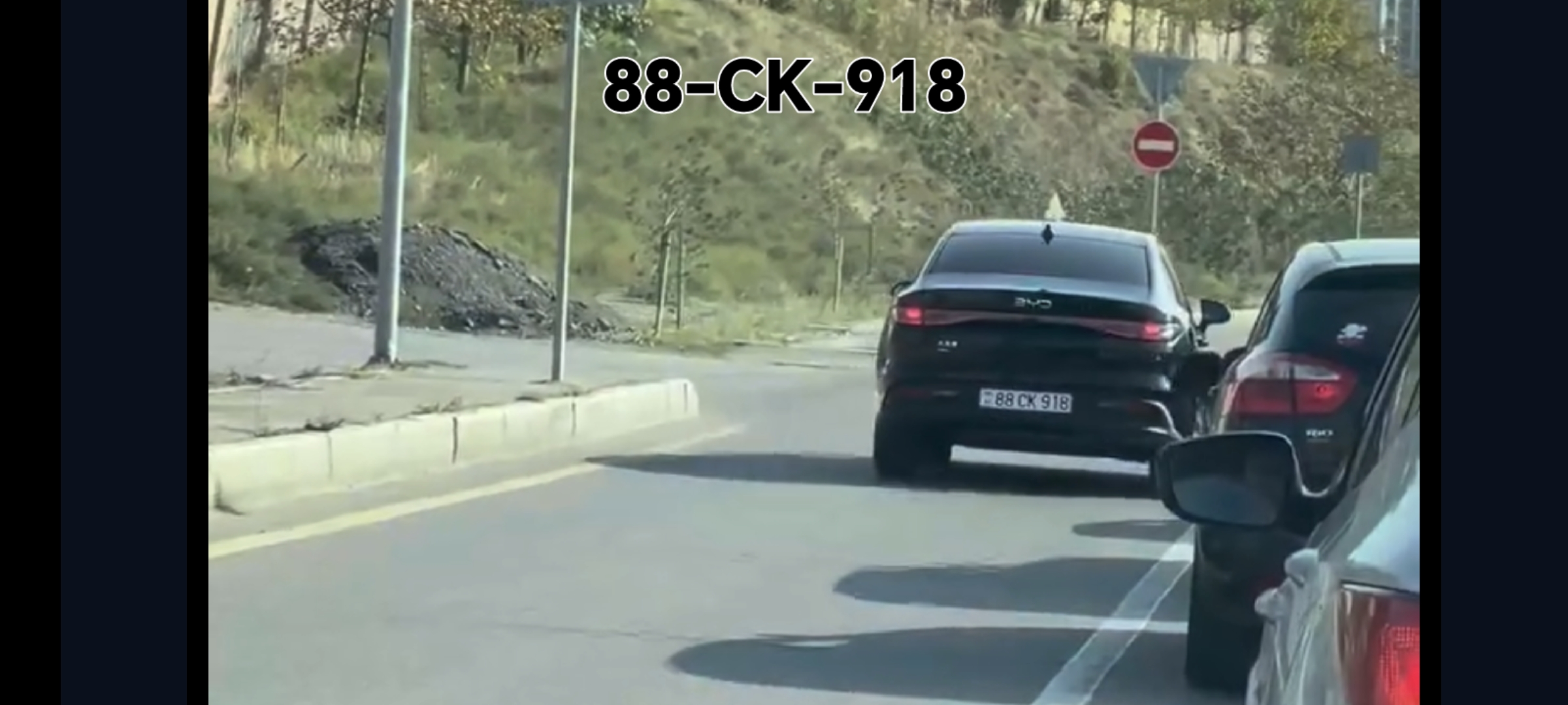 Hamı tıxacda gözləyir, bu sürücü dözə bilmədi 