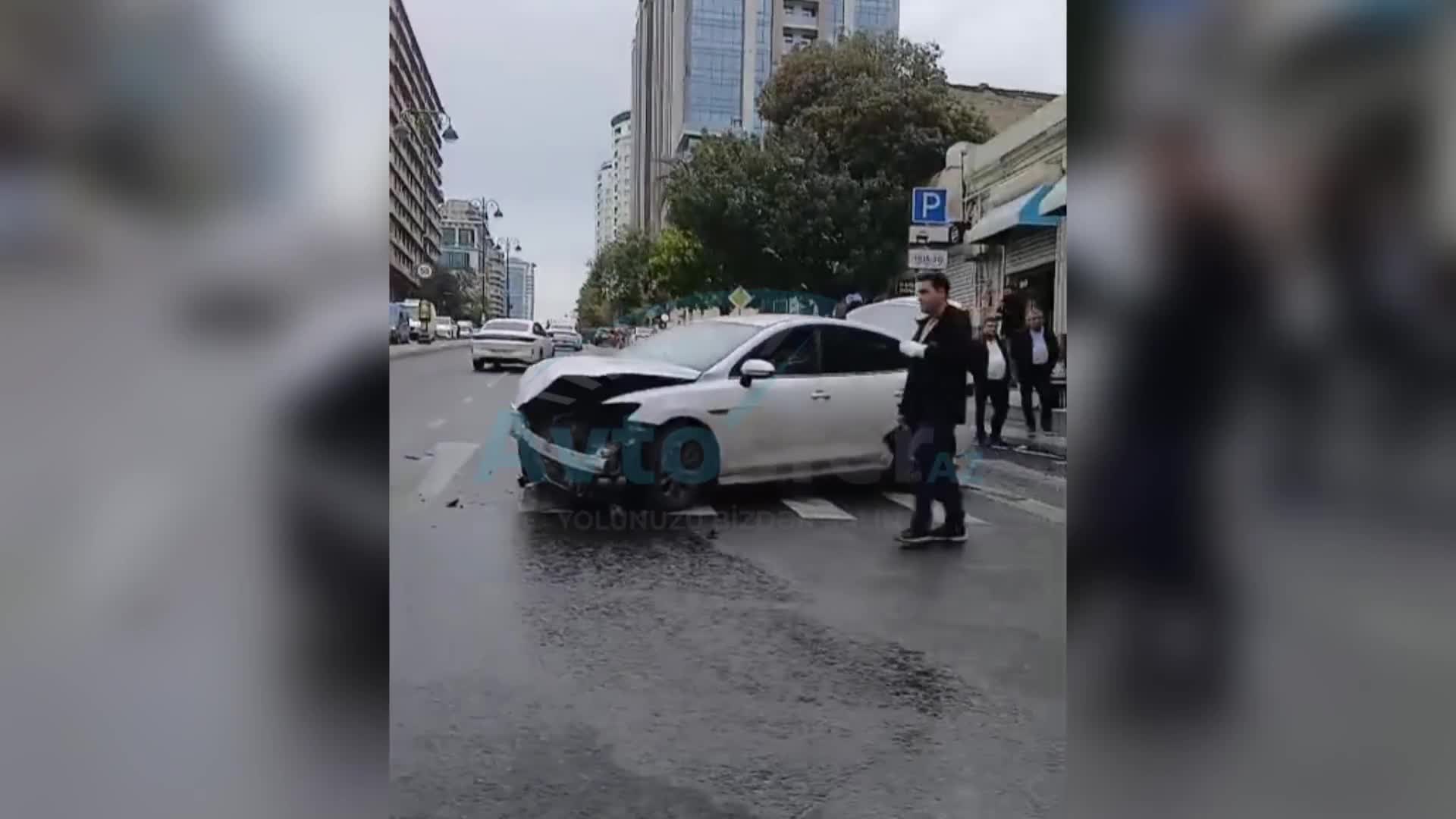 Bakıda “BYD” ilə toqquşan “Hyundai” səkiyə dırmaşdı
